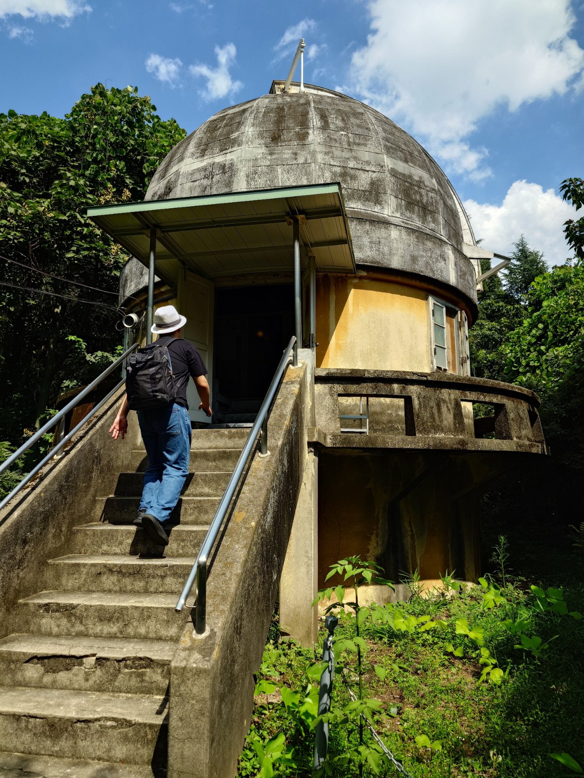 ドーム屋根の建築を実際に訪ねて見に行く様子