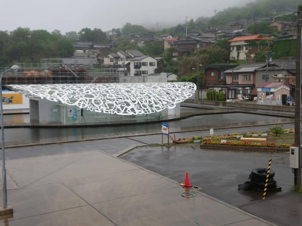 男木島港 旅客待合所（白いレース状の屋根が特徴的な港の建築）