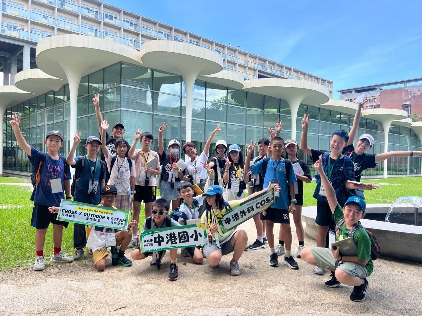 台湾大学（伊東豊雄設計の社会科学院図書館）の前で、参加した子どもたちと講師の集合写真