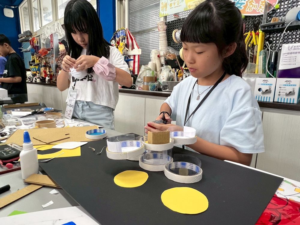制作に没頭する子ども