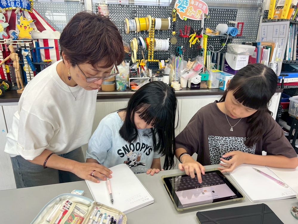 名札づくりの様子。講師と子どもたち