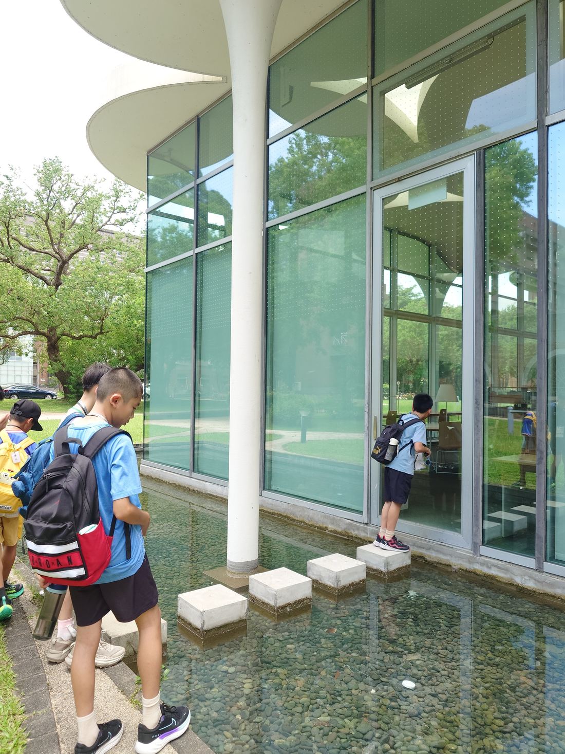 台湾大学社会科学院図書館を見上げて観察する子どもたち