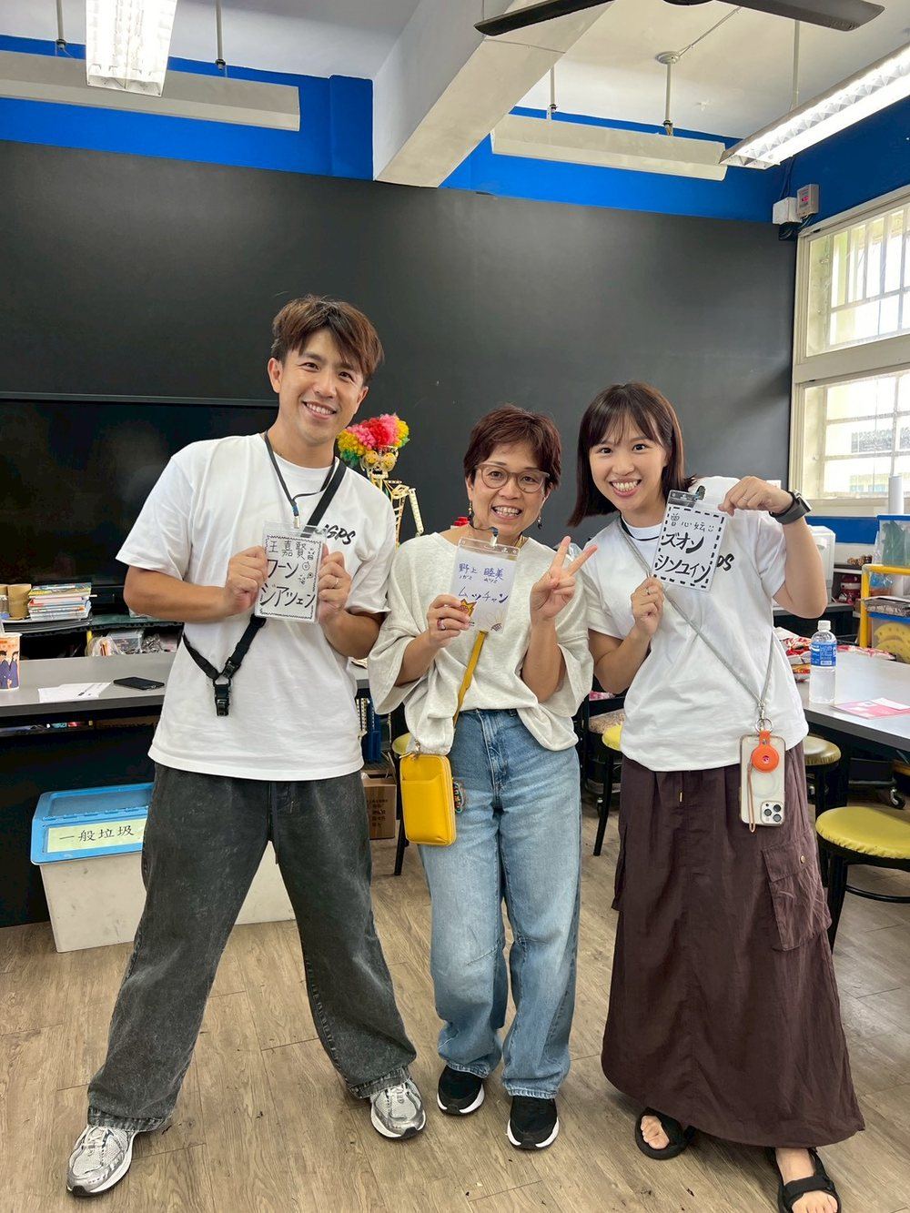 手づくりの名札を持って並ぶ王嘉賢先生・中平むつみ・曾心妘先生