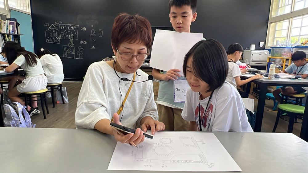 翻訳機を手に語り合う講師とJason先生